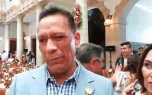 El rector hace gestos como no conocer el tema