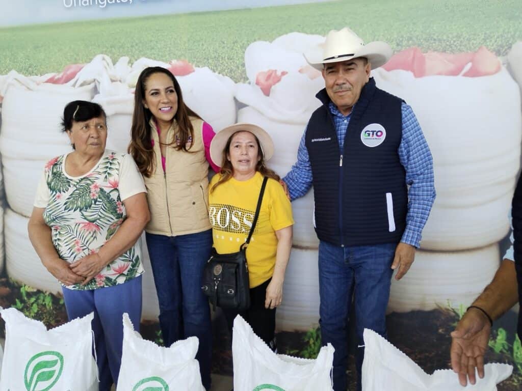 Impulsan al campo de Uriangato con entrega de fertilizante