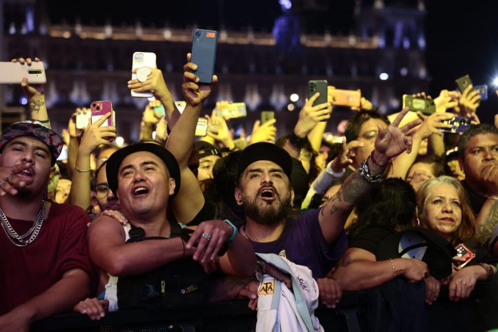 Fabulosos Cadillacs meten a 300 mil en el Zócalo, van cientos de leoneses