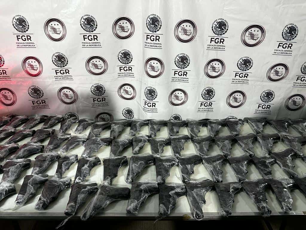 ¡Por sus pistolas quería pasar! Incautan 213 armas cortas ocultas en un auto