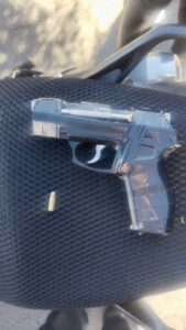 Pistola que traían los ladrones.