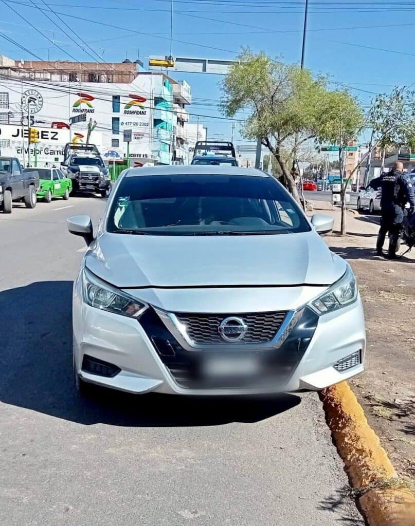 Persiguen y detienen a 2 ladrones de coches en León. Coche que robaron, en León.