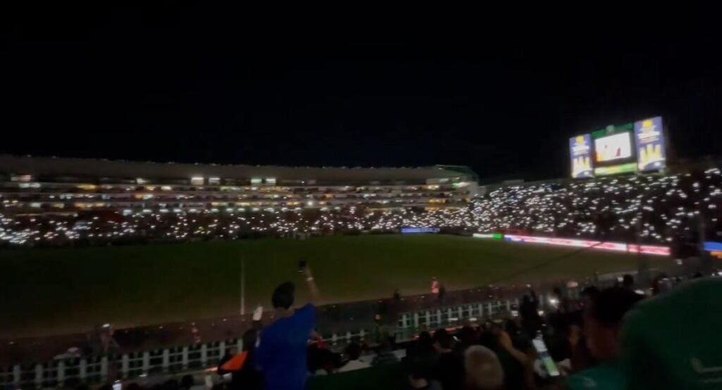 Se va la luz en el estadio.