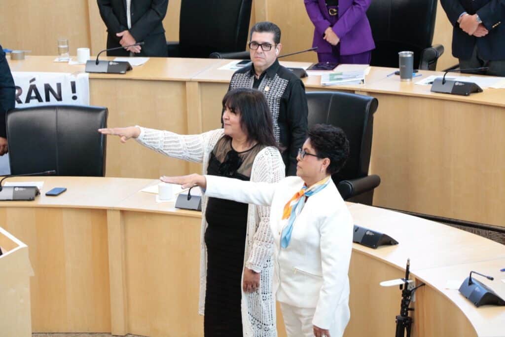 Toman protesta diputadas