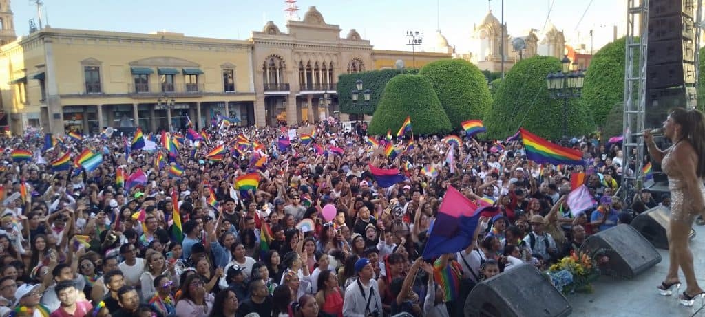 Abarrotan la Plaza Principal por PRIDE León 2024