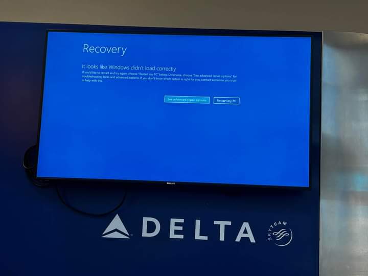 Comienzan aerolíneas a restablecer operaciones tras falla mundial de Microsoft