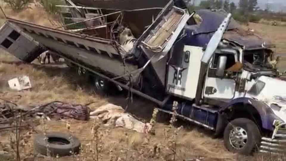 Aparatoso accidente en la carretera Acámbaro-Zinapécuaro deja diez lesionados y un toro muerto