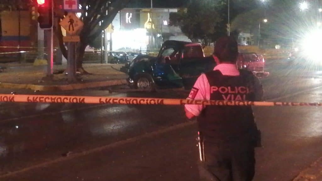 Muere conductor al estrellarse contra un poste en el bulevar Juan Alonso de Torres