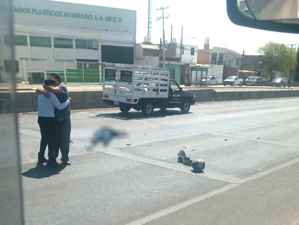 Mujer muere atropellada al cruzar la carretera León-Silao; el responsable huyó