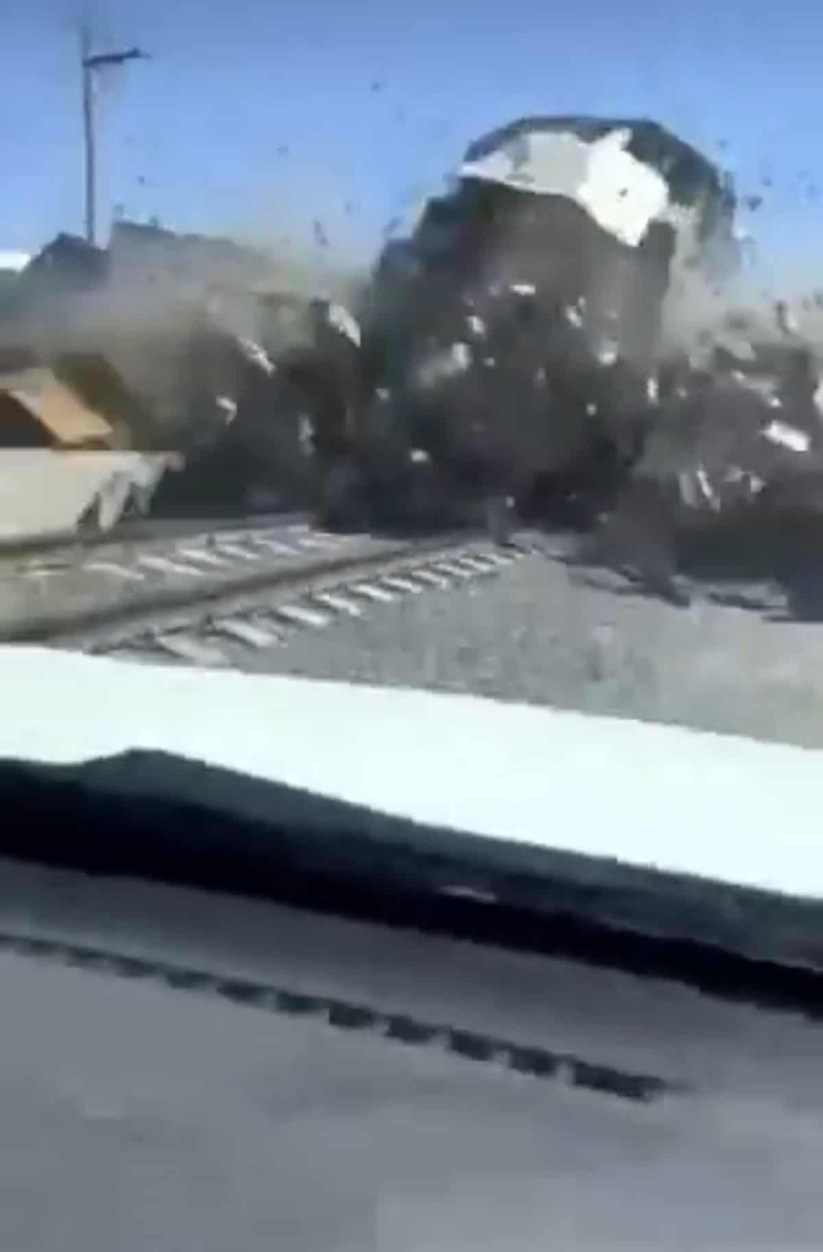 Tráiler es embestido por el tren al intentar ganarle el paso en León ...
