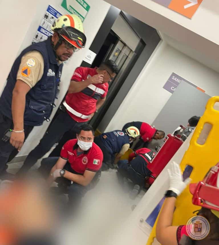 Cae elevador en banco de López Mateos; cinco personas resultan lesionadas, tres de gravedad