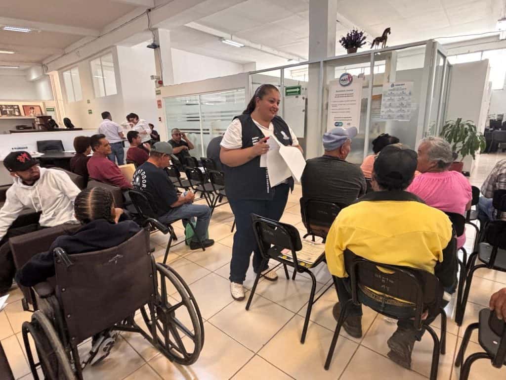 Orientan a adultos mayores guanajuatenses sobre pensiones norteamericanas