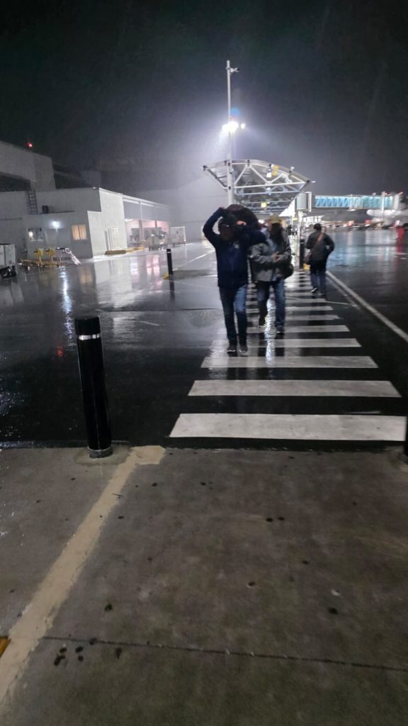 Sufren pasajeros internacionales en Aeropuerto del Bajío por lluvias