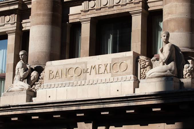 Economista denuncia negligencia del Banco de México al bajar tasas con inflación al alza