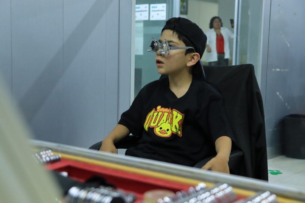 Con “Goles para ver mejor”, entregan lentes a 578 personas vulnerables en León