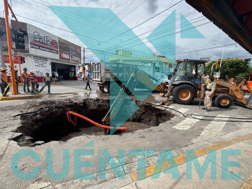 Socavón en zona centro de San Pancho obliga al cierre parcial de calle Emiliano Zapata