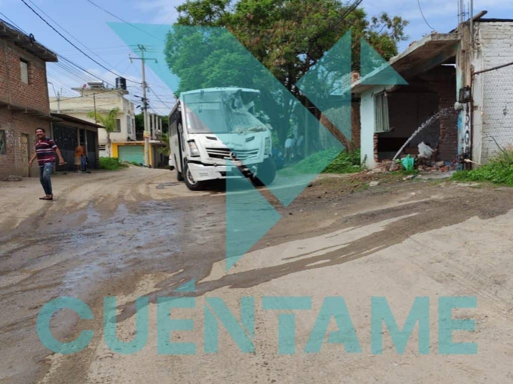 Camión de transporte de personal se impacta contra vivienda en Las Joyas