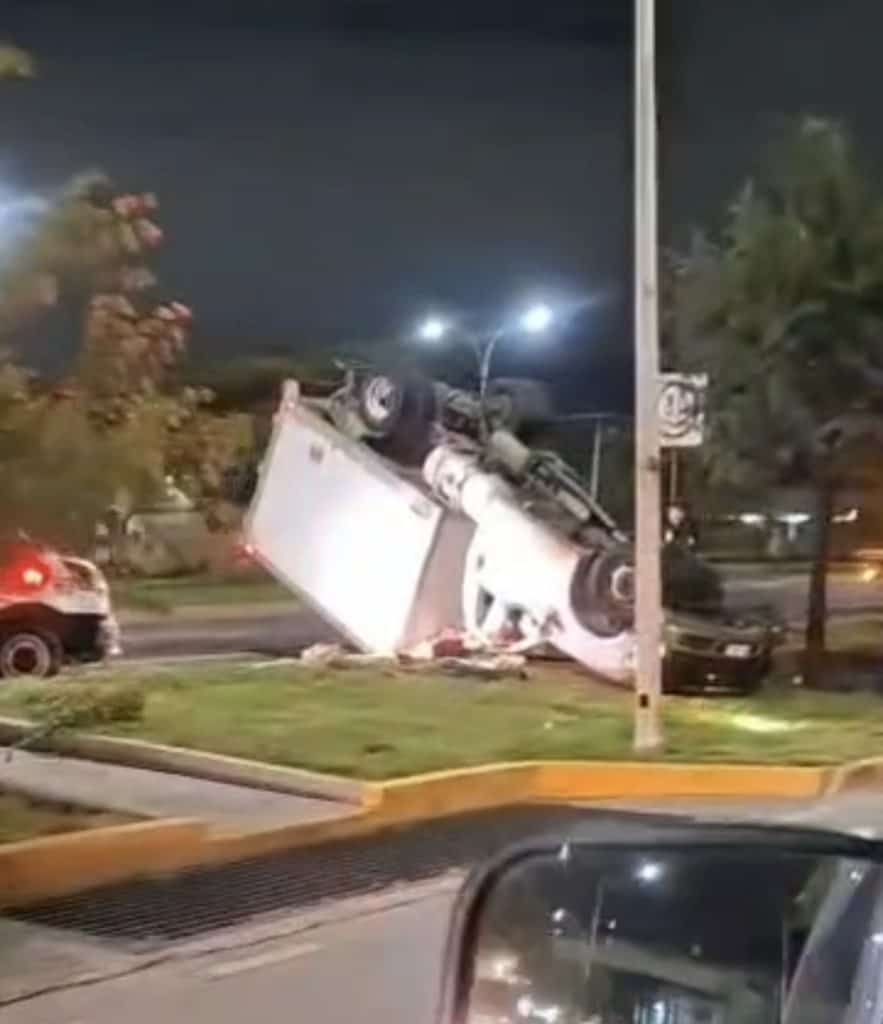Volcadura de tráiler sobre el Libramiento Morelos provoca cierre parcial; conductor resulta ileso