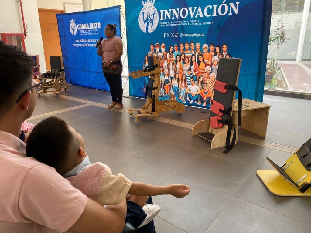 Entregan en Silao bipedestadores que mejoran calidad de vida de niñas y niños con discapacidad