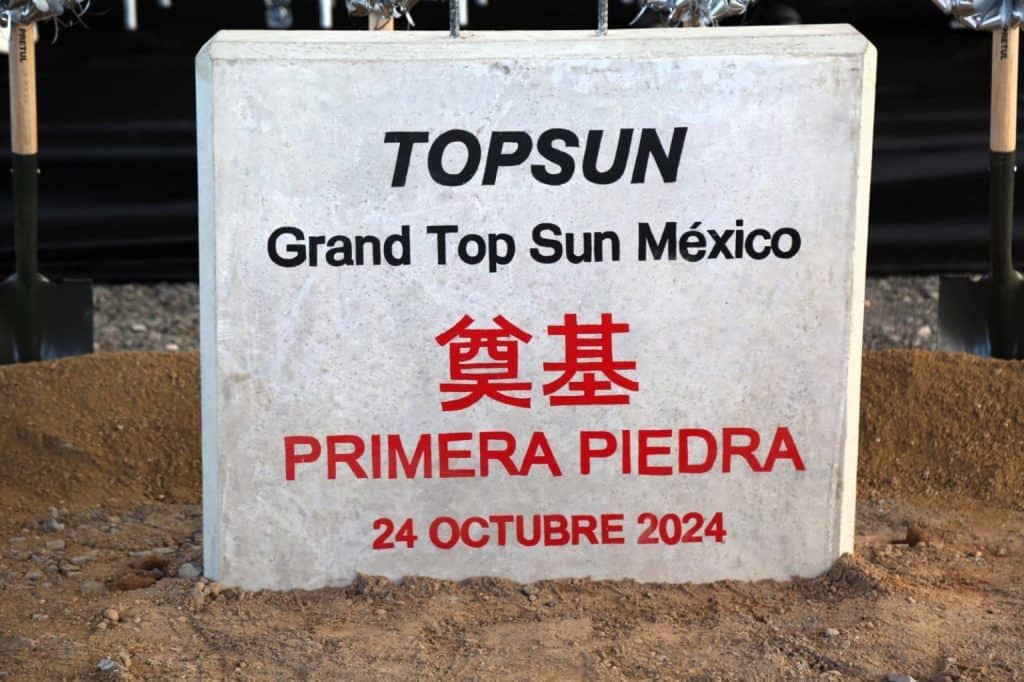 Lápida conmemorativa en la ceremonia de primer piedra de TopSun México, 24 de octubre de 2024.