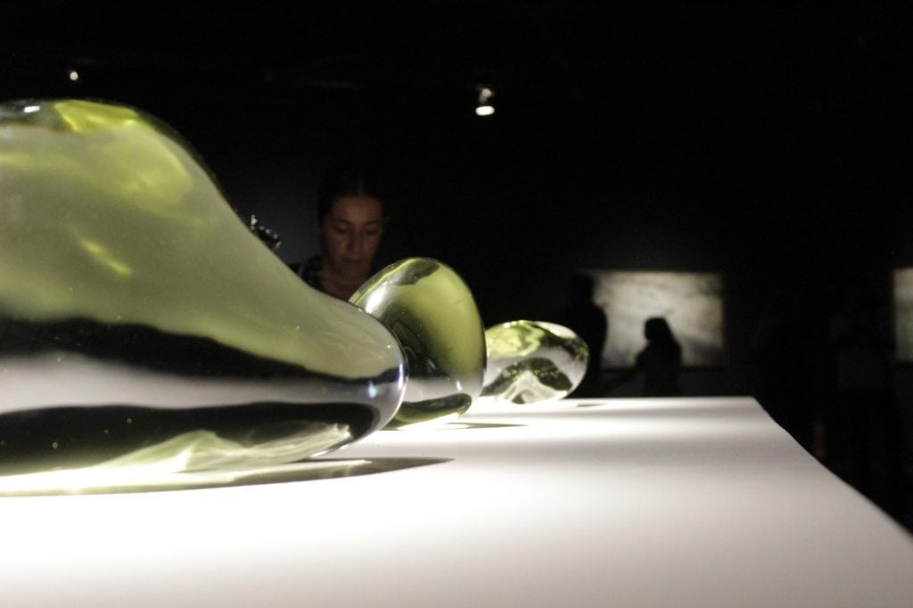 Vidrio de arte con iluminación en exposición de diseño creativo.
