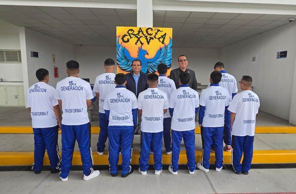 Jóvenes en uniforme escolar con líderes en una actividad de motivación y liderazgo escolar en una escuela en México.