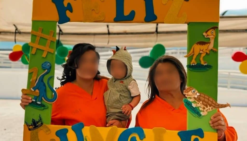 Diversión en feria infantil con personajes y decoración de dinosaurios y animales.