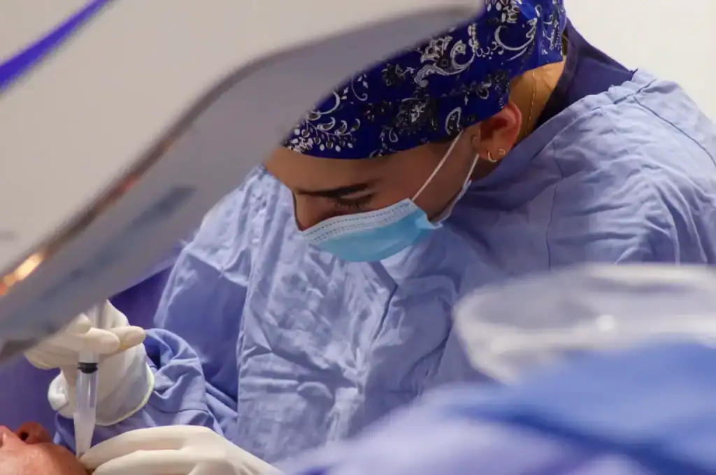 1. Enfermera en cirugía con mascarilla y gorro quirúrgico.