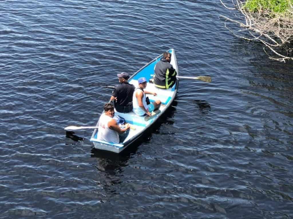 1. Personas en bote en un río, actividades recreativas y de aventura acuática.