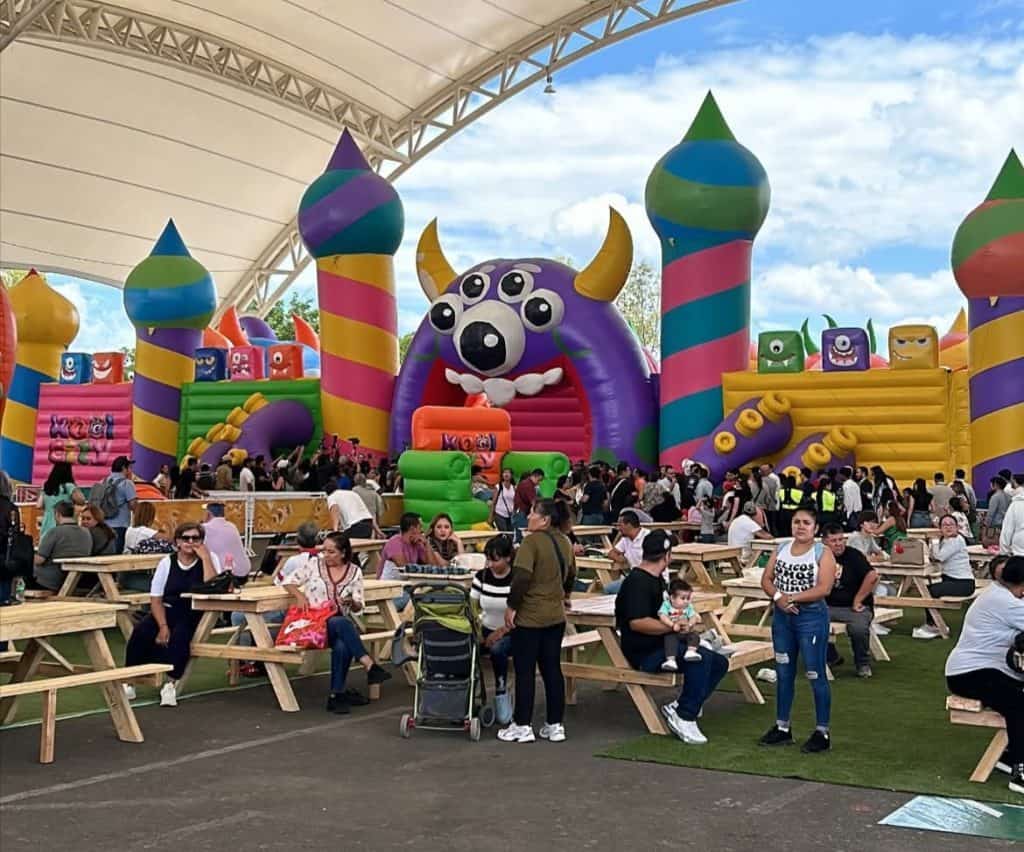 Diversión en parque inflable con personajes coloridos y enormes obstáculos para niños y familias.