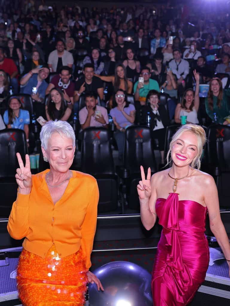 Diversas personas disfrutando un evento musical en un teatro.