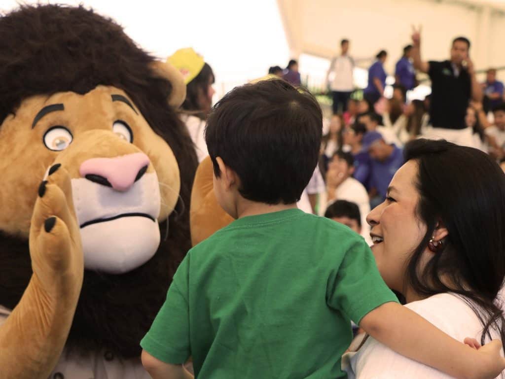 Diversión familiar en eventos de Cuéntame con personajes de animación y niños disfrutando juntos.