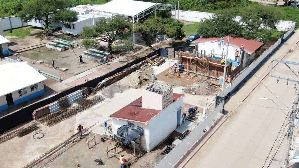 Rehabilitan escuela primaria María Grever, en León Construcción en curso en centro comunitario con trabajadores y estructura en expansión.