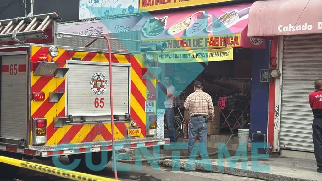 Camión de bomberos en frente de tienda de alimentos en Cuentaméln, Ciudad de México, atendiendo emergencia.