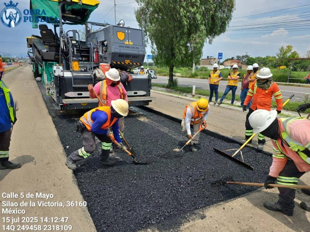 Nueva pavimentación en proceso en calles de Silao, mejora de vías urbanas en México.