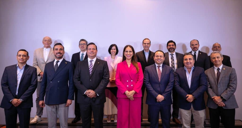 Gerentes y funcionarios en evento oficial, imagen de liderazgo y trabajo en equipo.