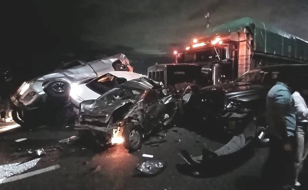 Tráiler embiste y arrastra a cuatro vehículos en la Celaya–Querétaro; al menos dos lesionados graves Accidente vial fuerte en carretera con varios autos y tráiler involucrados.