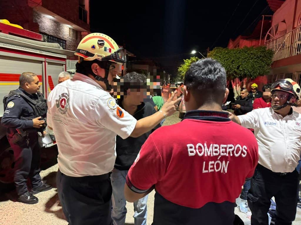 Explosión en vivienda de la colonia Lourdes deja nueve personas lesionadas en León Accidentados y bomberos en emergencias, protección civil en acción en una calle de noche en León.