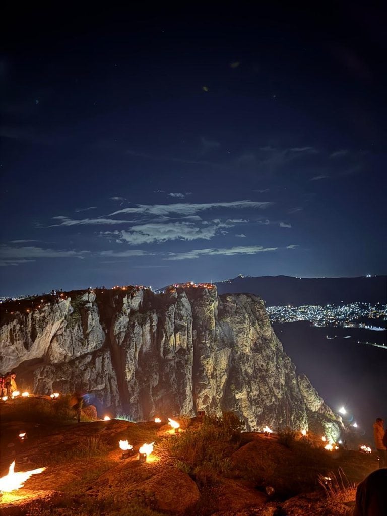 Vistas nocturnas de luces y velas en un mirador de las Cañadas del Teide, Tenerife, bajo un cielo estrellado.