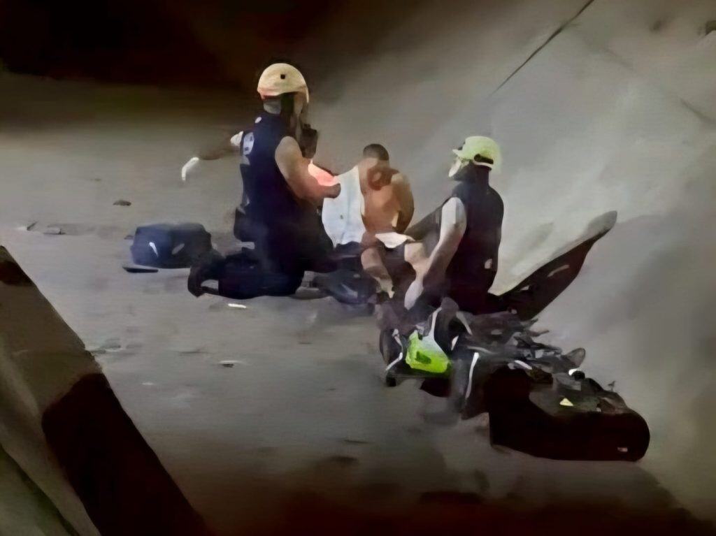 Asistencia médica a motociclista accidentado en la calle, atención urgente en la vía pública en México.