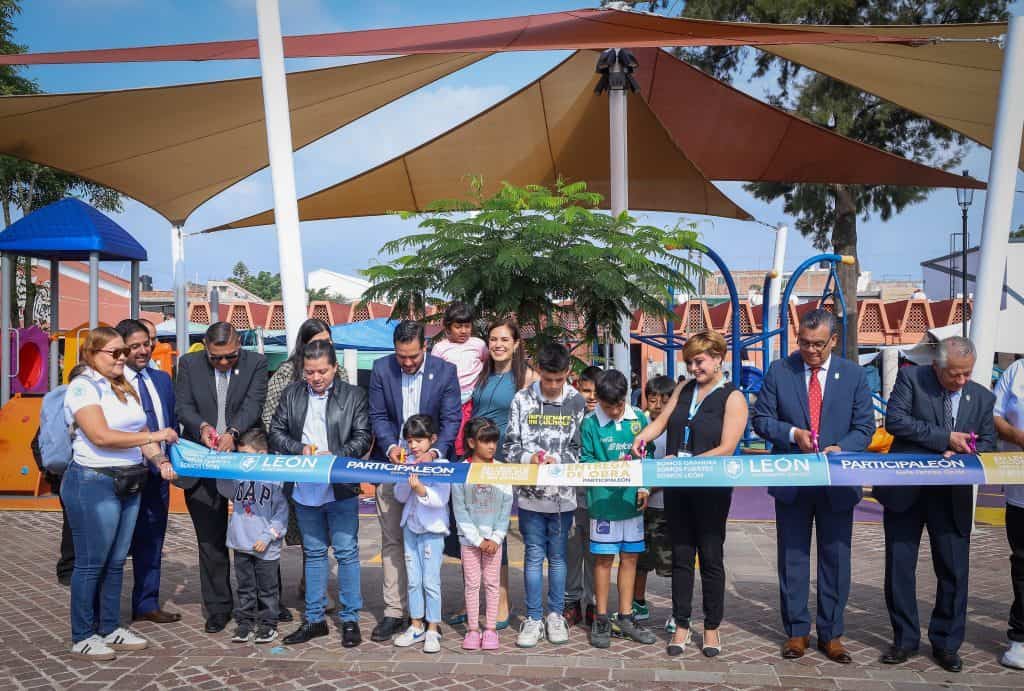 Discurso en un evento de inauguración en un parque de juegos para niños, con autoridades, niños y comunidad.