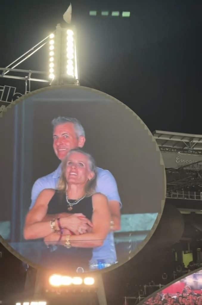 1. Espectáculo en vivo con pantalla gigante en espacio abierto, noche, luces y público disfrutando.