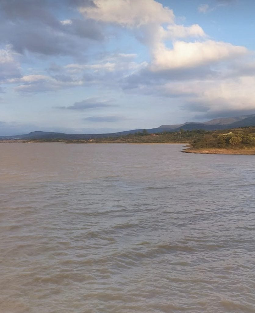 Vista de río y montañas, paisaje natural, agua y cielo nublado, naturaleza en México.