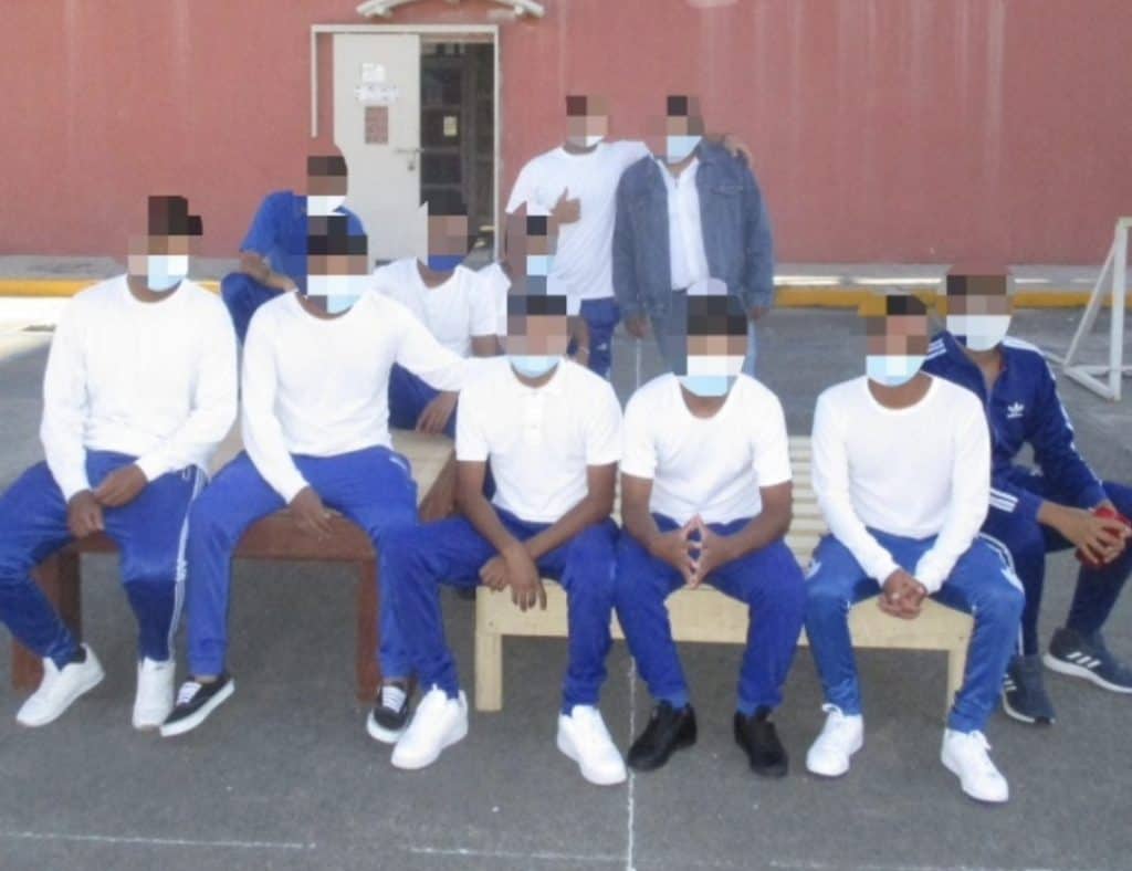 Cortesía de Cuentamelo, grupo de jóvenes con uniforme deportivo y cubrebocas, en entorno escolar.