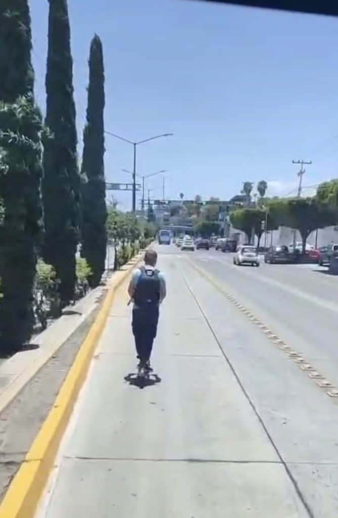 1. Persona patinando en la acera en una calle urbana en días soleados.