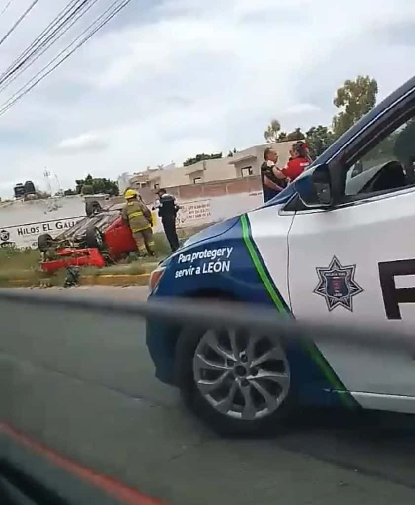 Volcadura en predio baldío moviliza a cuerpos de emergencia en León Accidente vial con vehículo volcados y policía en acción en León, seguimiento de emergencias.