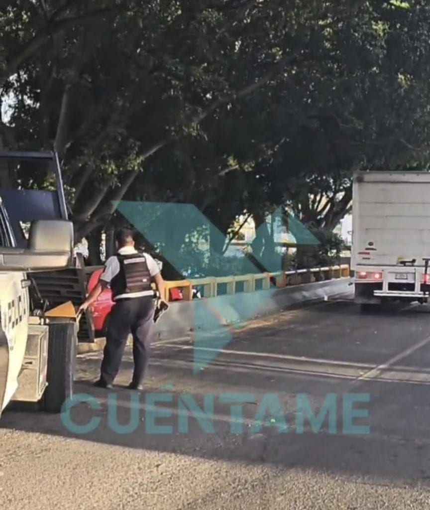 Accidente de tránsito con vehículos y policía en la escena.