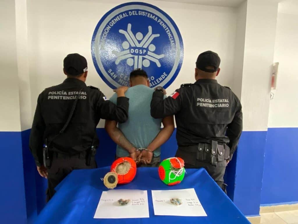 Hombre detenido por policías estatales en penal, en una oficina de la Secretaría del Sistema Penitenciario de San Hidalgo.