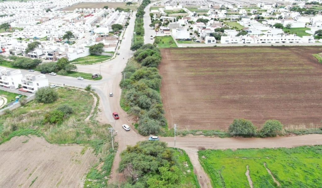 Árboles y terrenos urbanos en zona rural y residencial, vista aérea en Cuentame.