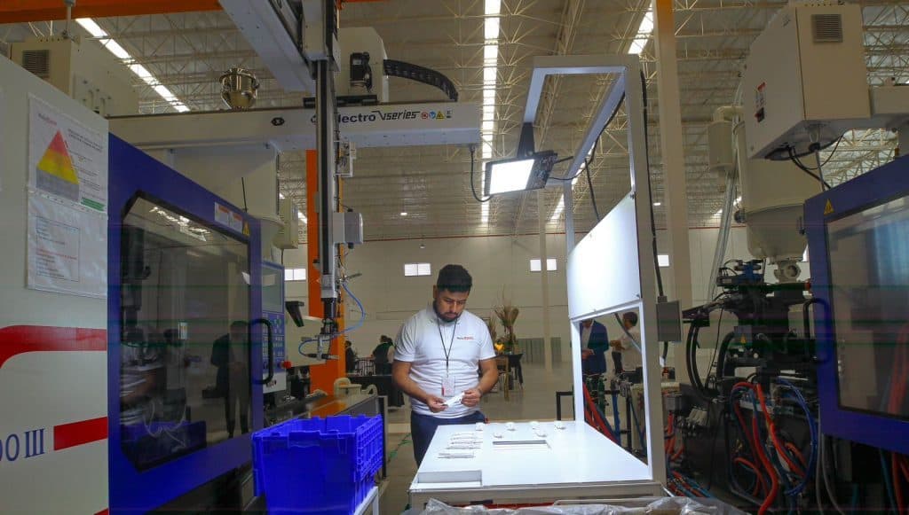 Automatización industrial en feria tecnológica, innovación en maquinaria y procesos de producción.